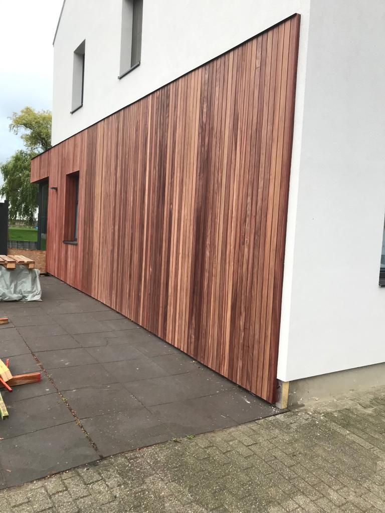 Verticale houten gevelbekleding op regelwerk