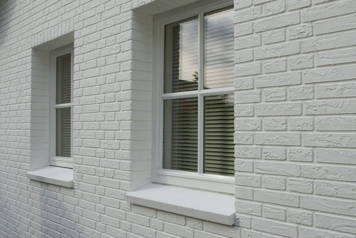 Detail van een gekaleide baksteengevel