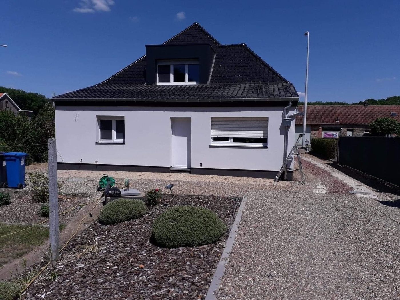 Bungalow na gevelrenovatie met witte gevelbepleistering