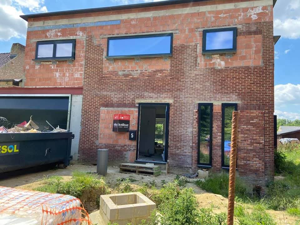 Onbewerkte baksteengevel voor de gevelrenovatie